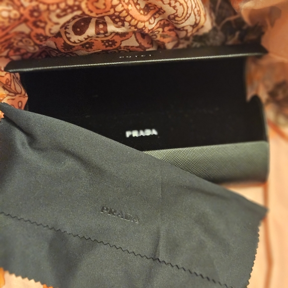 Prada sunglasses case with dust cloth - Picture 4 of 5